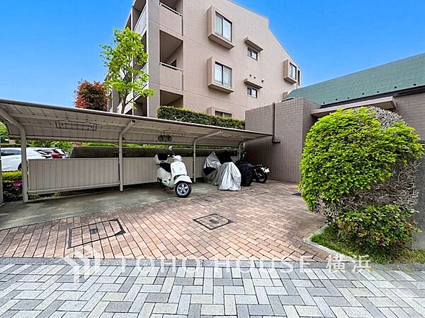 バイク置き場も完備してます。