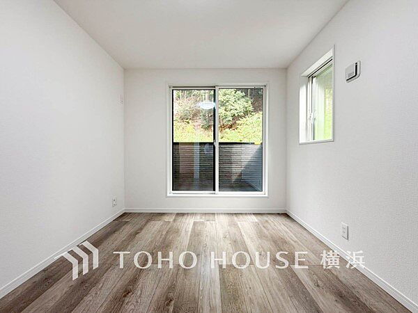 一日の疲れをいやしてくれる寝室。時を忘れて過ごす場所として過ごせるお部屋。