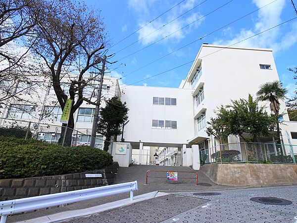 横浜市立柏尾小学校　800m　徒歩10分。小学校が近いのは子育てファミリーにもおすすめのポイント。