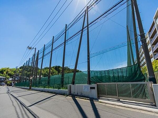 横浜市立舞岡中学校　1800m　徒歩23分。子育て世代に優しい落ち着いた住環境。