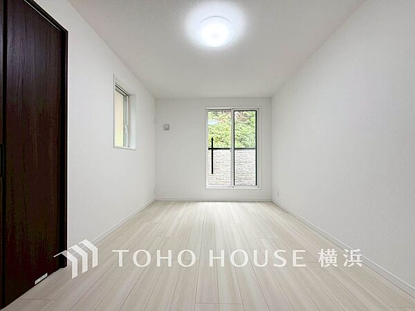 一日の疲れをいやしてくれる寝室。時を忘れて過ごす場所として過ごせるお部屋。