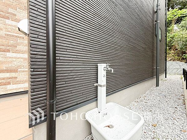 汚れたものや靴なども外で洗えます。窓や網戸の掃除にも直接水を使えて便利です。