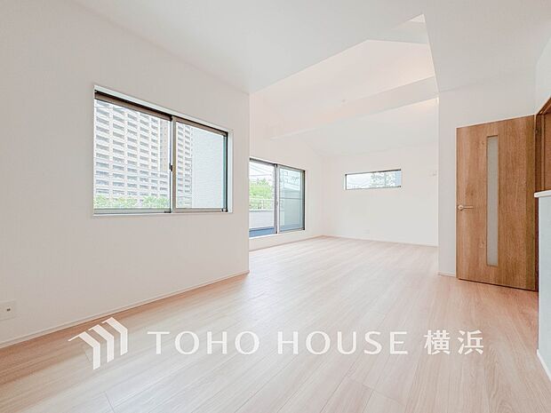 豊かな光が照らすこの場所は、たわいもない会話を楽しみ、ゆったりとした時間を過ごす場所。