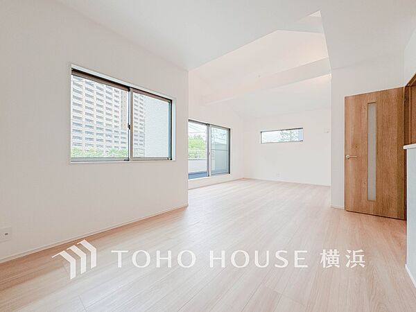 豊かな光が照らすこの場所は、たわいもない会話を楽しみ、ゆったりとした時間を過ごす場所。