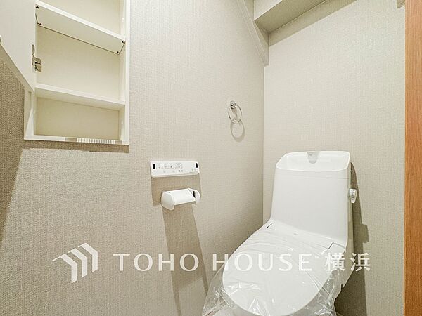 換気と明るさに配慮した、清潔感溢れるトイレ。落ち着いた空間で安らぎのひとときをお過ごしいただけます。