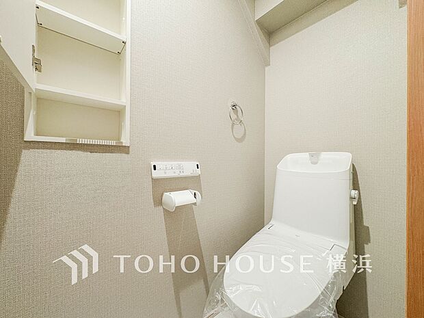 換気と明るさに配慮した、清潔感溢れるトイレ。落ち着いた空間で安らぎのひとときをお過ごしいただけます。