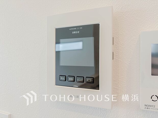 誰が来てもわかる様にモニター付きインターホンを設置。快適と安らぎを合わせた優しい設計。