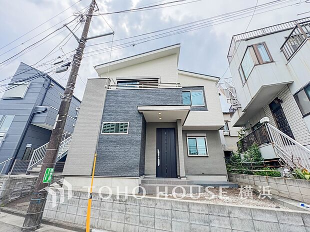 青空の下、豊かな陽光と高い居住性が調和した住空間。住まう喜びと心地よさを実感できる邸宅です。