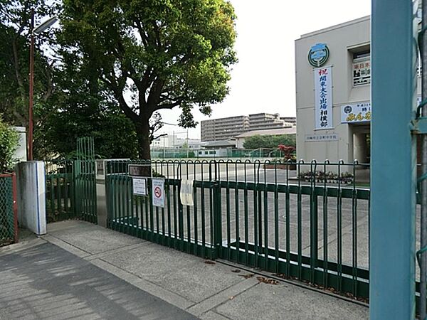 川崎市立京町中学校　1100m　徒歩14分。部活などで帰りが遅くなっても安心の距離です。