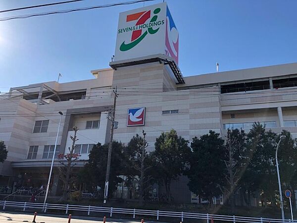 イトーヨーカドー川崎店　400m　朝10時～夜9時まで営業。駐車場1300台以上完備。8が付く日はハッピーデー。