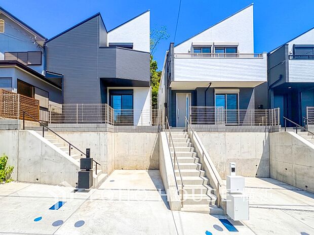 お住まいの顔となる玄関。住まう方のプライドを満たすクオリティを備えています。 
