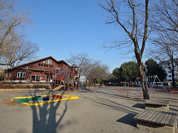 神大寺中央公園　700m　ログハウスもあり、体を使って思いっきり遊べます。遊びを通して想像力や協調性を育みます。 