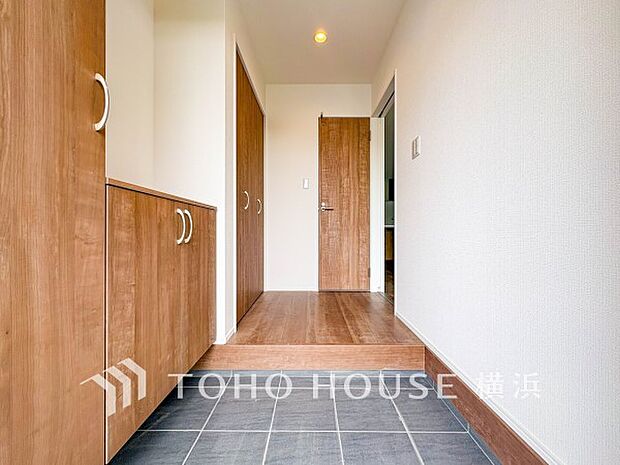 上質感漂う玄関と廊下。居住者の帰り、訪れる方を優しく迎えてくれます。