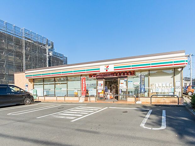 セブンイレブン横浜泉桂坂店 600m オリジナルブランド商品やホットスナック・コーヒーも人気です。