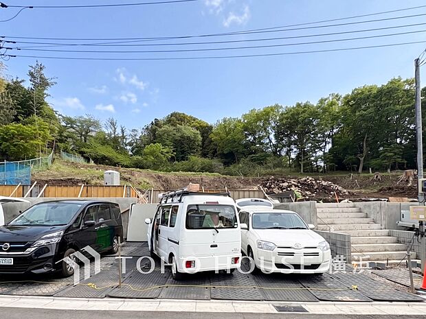 敷地内に駐車スペースがあると、日々の暮らしのをスムーズに運ぶ事が出来ます。(2026年4月撮影)