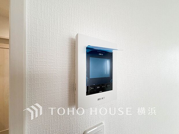 誰が来てもわかる様にモニター付きインターホンを設置。快適と安らぎを合わせた優しい設計。 