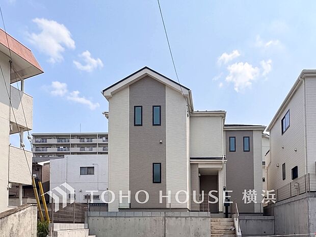 爽やかな青空の下に贅沢なほどに降り注ぐ陽光、豊かな居住性と、クオリティが見事に調和した住空間。