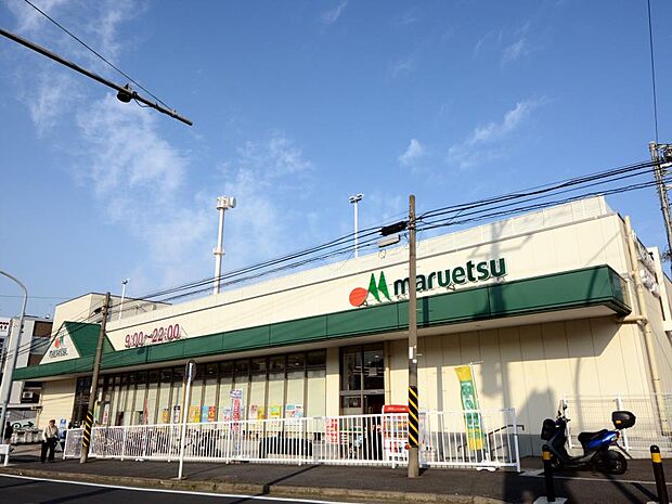 マルエツ戸塚大坂下店　180m　毎日の食卓を飾る食料品などが揃います。新しくきれいな店内で気持ちよくお買い物ができます。 