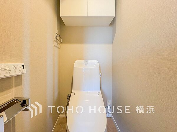 清潔感溢れるトイレ。落ち着いた空間で安らぎのひとときをお過ごしいただけます。