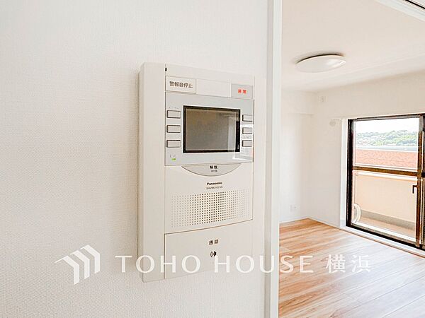 誰が来てもわかる様にモニター付きインターホンを設置。快適と安らぎを合わせた優しい設計。