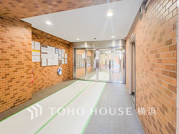 外と内をつなぐエントランスロビーは、格調ある雰囲気を漂わせた上質な空間。