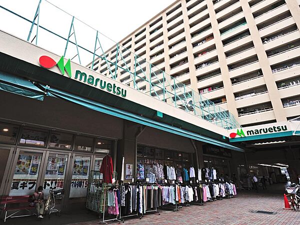 マルエツ井土ヶ谷店　180m　駐車場280台分完備。ファストフード店、美容院なども併設したスーパー。食品館は夜遅くまで営業。