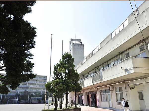 横浜市立南太田小学校　700m　徒歩9分。小学校が近いのは子育てファミリーにもおすすめのポイントです。