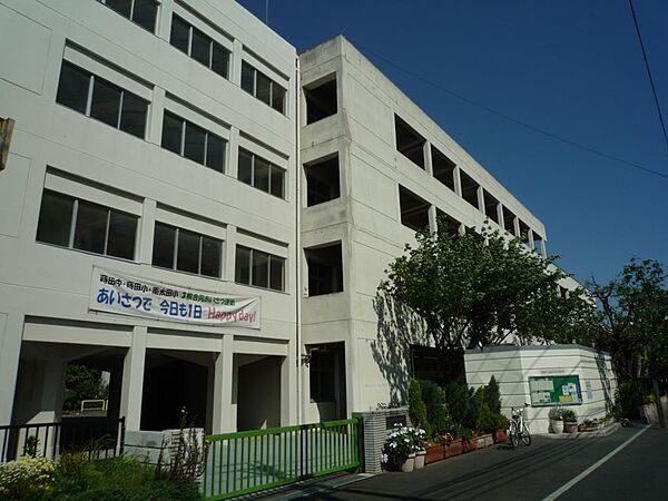 横浜市立蒔田中学校　500m　徒歩7分。部活などで帰りが遅くなっても安心の距離です。