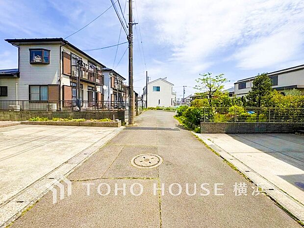 小中学校、スポーツセンター、公園が近く子育てにも安心の住環境。（2026年4月撮影）
