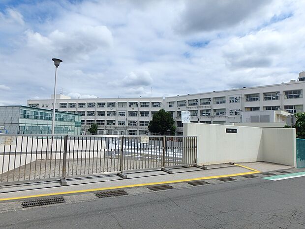 横浜市立本宿小学校　600m　徒歩8分。小学校が近いのは子育てファミリーにもおすすめのポイント。 