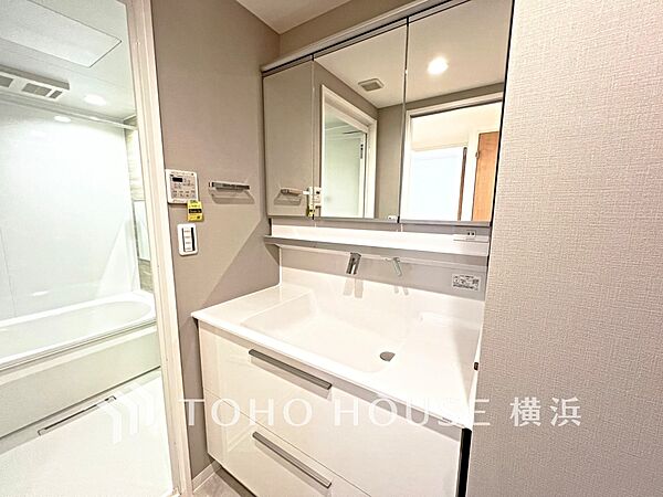 収納たっぷりの洗面台。毎朝身支度で活躍するスペースです。