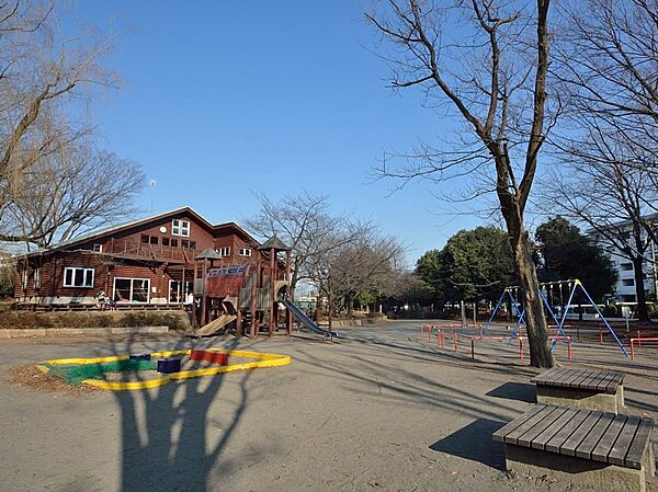 神大寺中央公園　650m　ログハウスもあり、体を使って思いっきり遊べます。遊びを通して想像力や協調性を育みます。