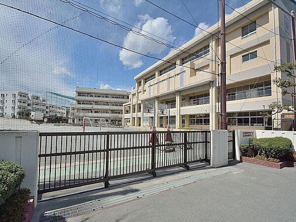 横浜市立神大寺小学校　80m　徒歩1分。小学校が近いのは子育てファミリーにもおすすめのポイントです。