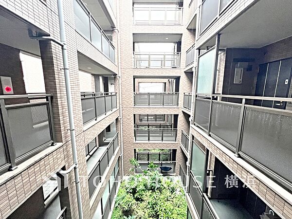 マンション内は清潔感があり、行き届いた管理体制がうかがえます。