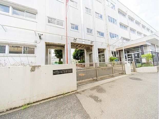 横浜市立境木中学校 500m 徒歩7分。部活などで帰りが遅くなっても安心の距離です。