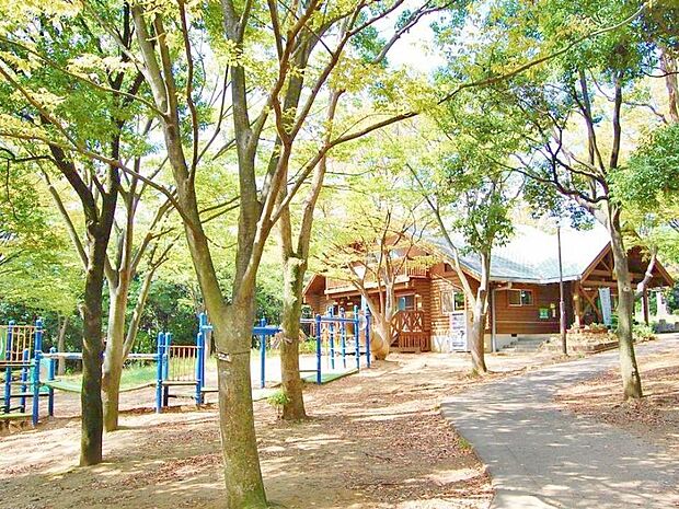 港南台北公園　250m　港南台北公園の中にあるすてきな山小屋みたいな建物で、丸太を組み合わせてできているログハウスです。 