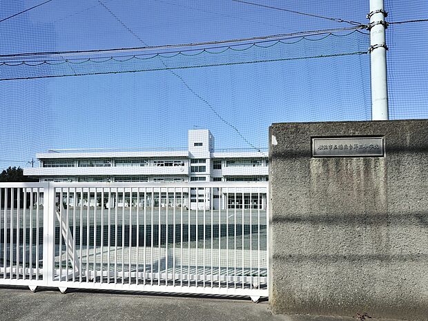横浜市立港南台第三小学校　140m　徒歩2分。小学校が近いのは子育てファミリーにもおすすめのポイントです。 
