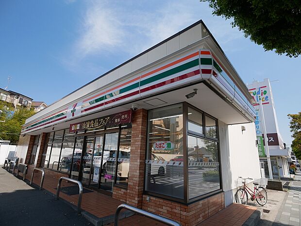 セブンイレブン横浜港南台3丁目店　400m　ちょっとした買い物や支払い、ATMなど近くにあると何かと便利なコンビニエンスストア。 