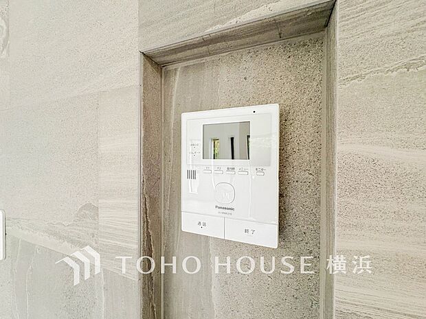 誰が来てもわかる様にモニター付きインターホンを設置。快適と安らぎを合わせた優しい設計。 