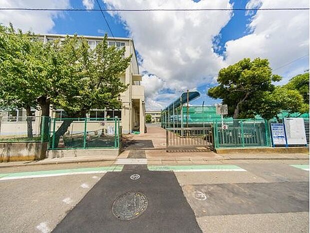 横浜市立境木小学校　100m　徒歩2分。小学校が近いのは子育てファミリーにもおすすめのポイント。 