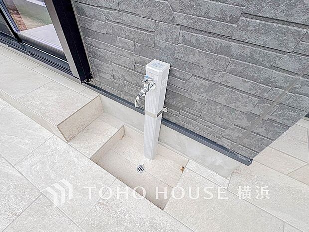 汚れたものや靴なども外で洗えます。窓や網戸の掃除にも直接水を使えて便利です。