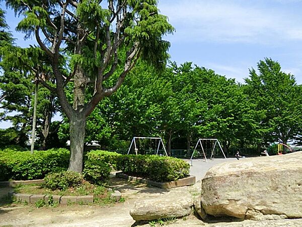 鷹取公園　900m　丘の上にある公園。とても見晴らしが良く、遠く房総半島の山々まで一望することができます。