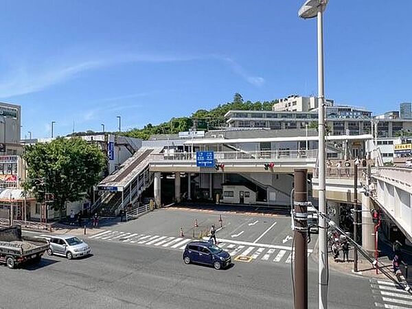 京急線「追浜」駅　900m　駅周辺は商業施設や飲食店も多数ありにぎわっています。