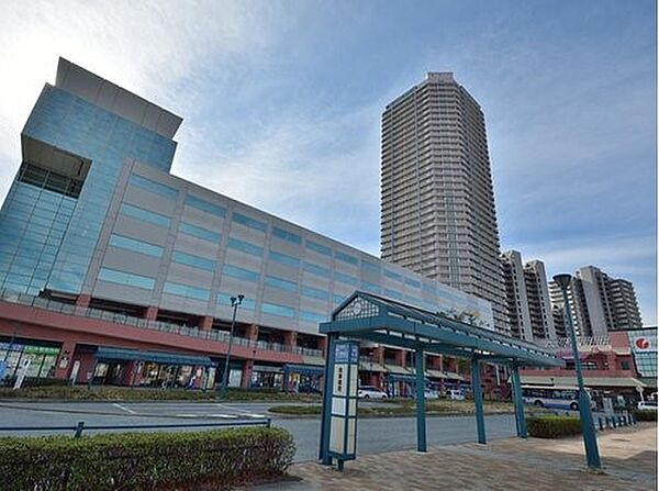 オルトヨコハマ　1000m　新子安駅前の施設。スーパー、ファミレスなどの入った商業施設。