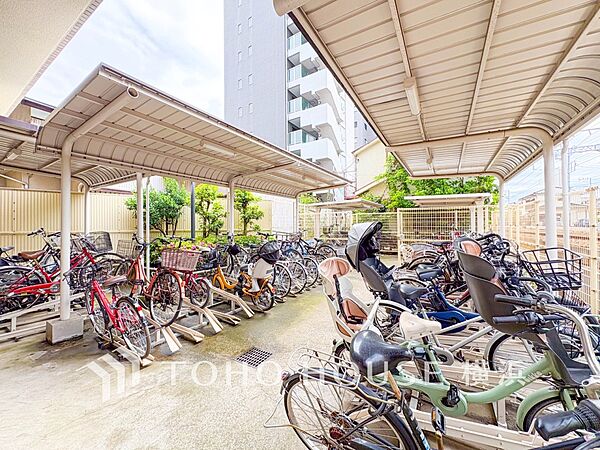 屋根付きの駐輪スペースは、雨風から大事な愛車を守ってくれます。