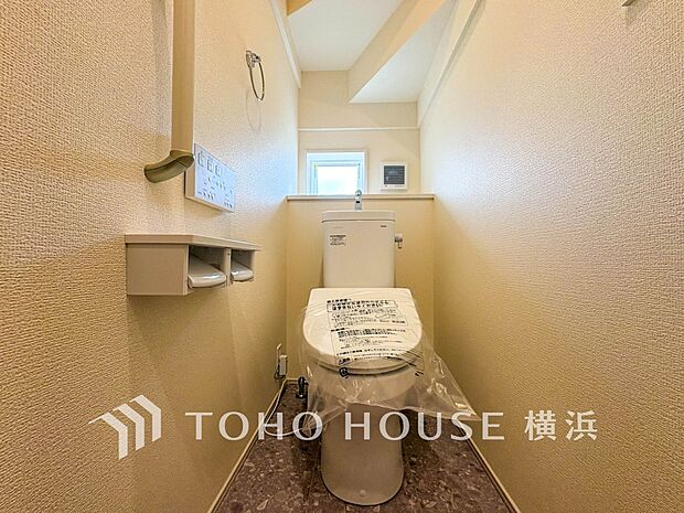 換気と明るさに配慮した、清潔感溢れるトイレ。落ち着いた空間で安らぎのひとときをお過ごしいただけます。