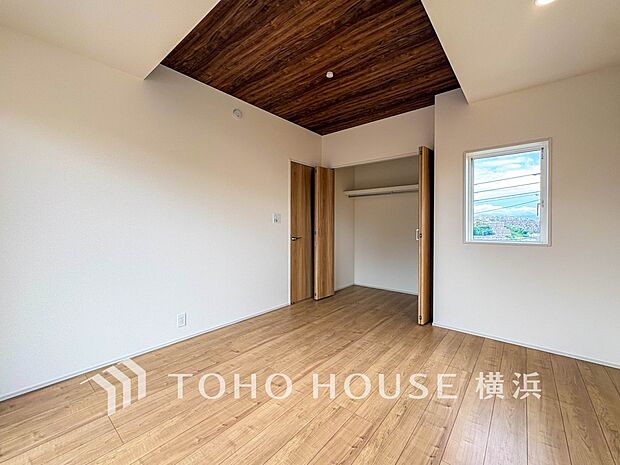 一日の疲れをいやしてくれる寝室。時を忘れて過ごす場所として過ごせるお部屋。