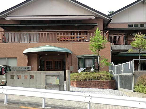 きらら保育園 800m 子ども達一人一人が、きらきら輝きながら育ち、自立(自律)していくようにという思いが込められた園名。