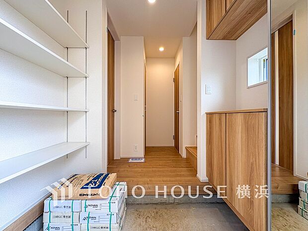 上質感漂う玄関と廊下。居住者の帰り、訪れる方を優しく迎えてくれます。