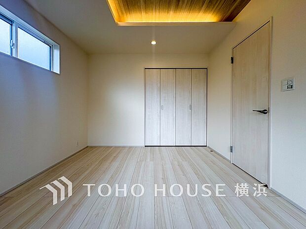 一日の疲れをいやしてくれる寝室。時を忘れて過ごす場所として過ごせるお部屋。